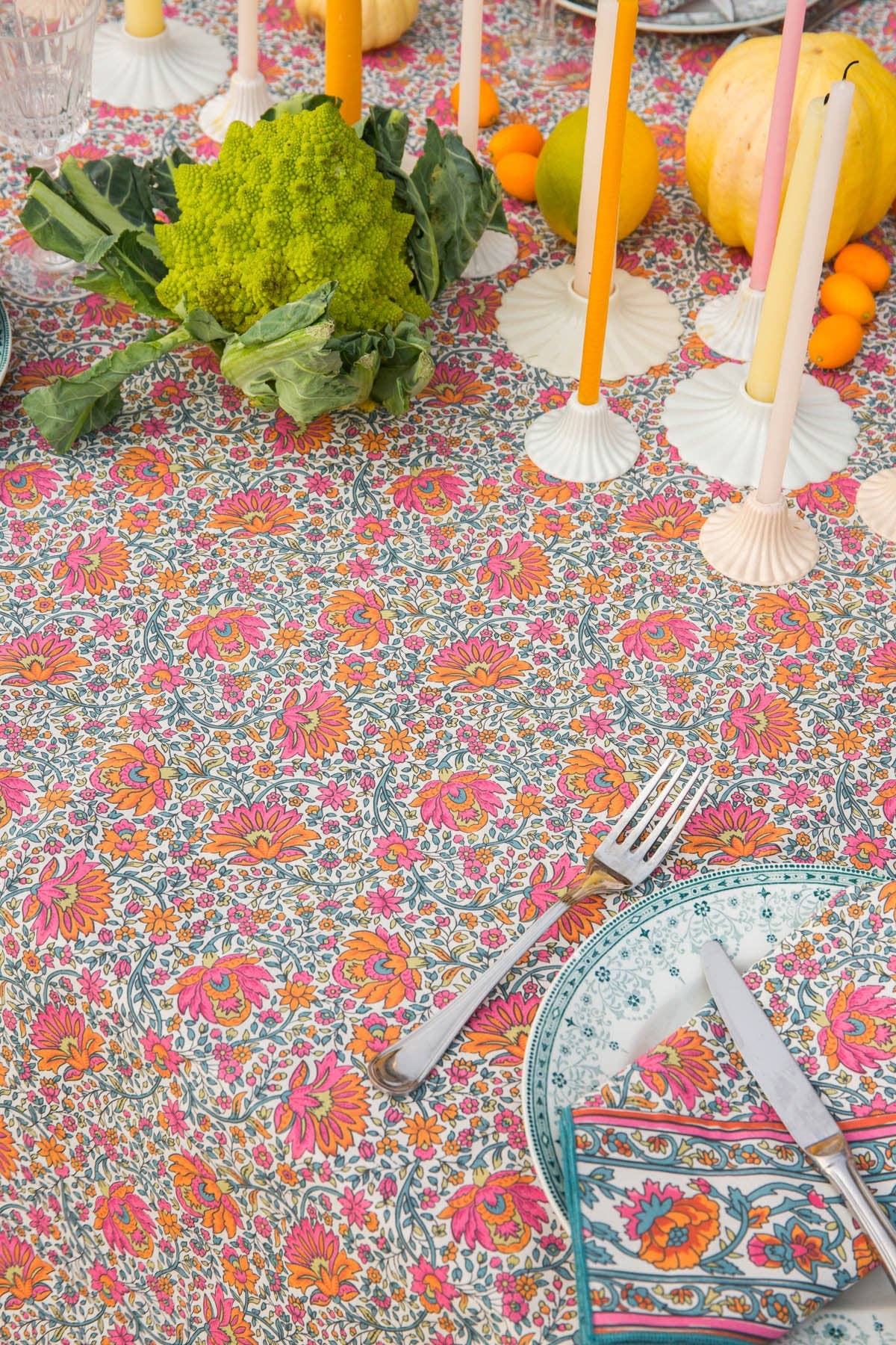 Elfenbens vinterträdgård Carla bordsduk med blommönster i orange, rosa och grönt för wholesale på Faire2