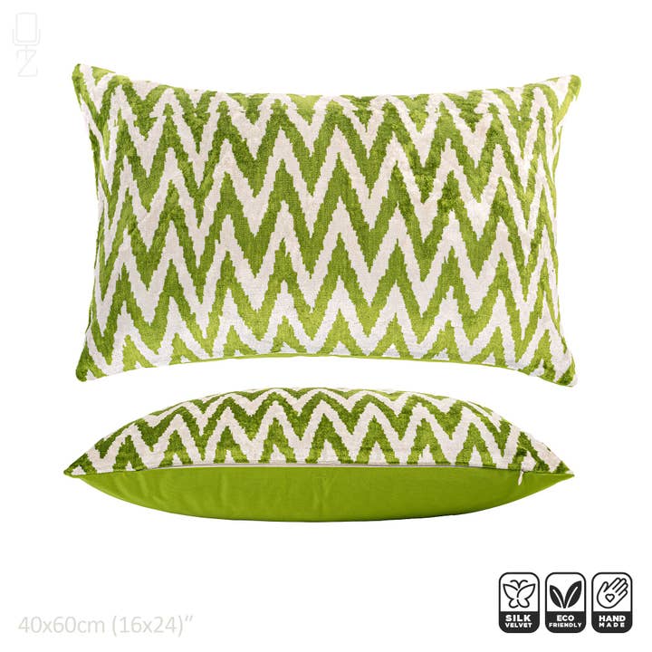 Housses de coussin en velours de soie Zig Zag vert avec options de taille pour la vente par OyzShop