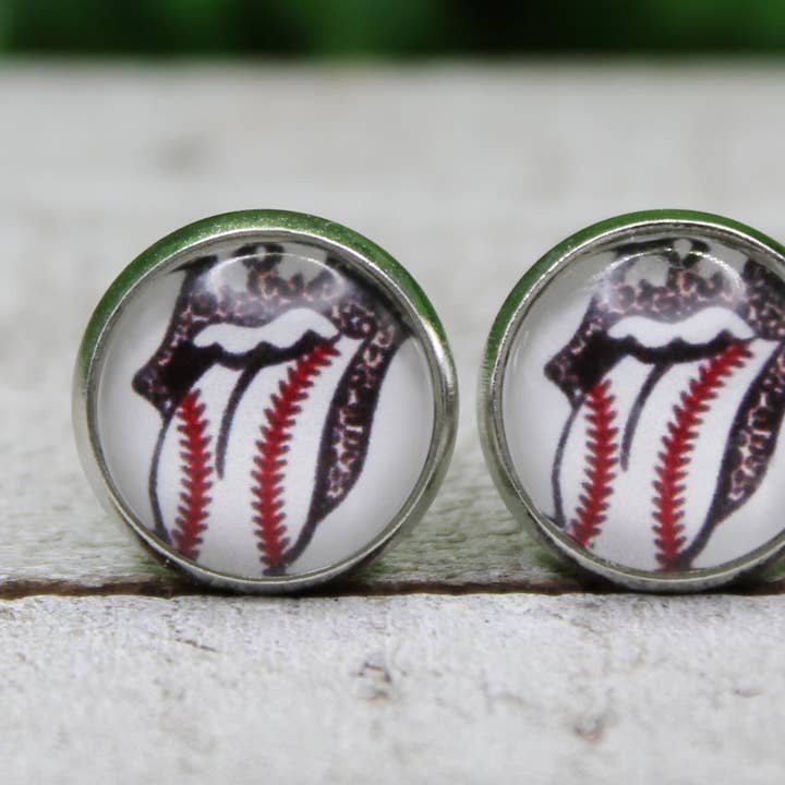 Orecchini a bottone a forma di linguetta da baseball per la vendita all'ingrosso da parte di Hylidae Boutique