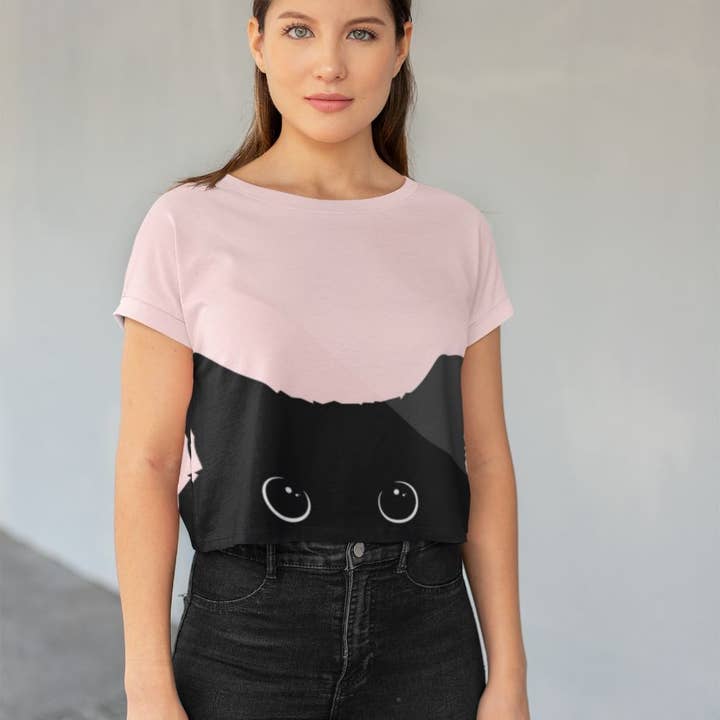 SCHWARZE KATZE AUF ROSA HINTERGRUND Allover-Druck Crop Tee für den Großhandel von True Modern