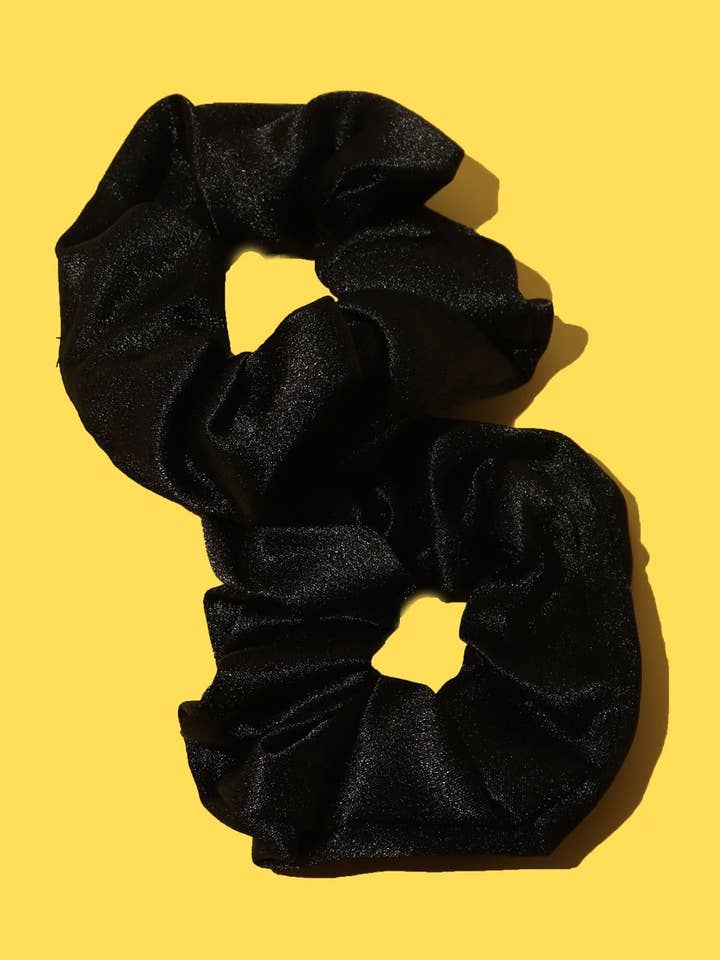 Scrunchies grandi in raso liscio (2 elastici per confezione) per la vendita all'ingrosso da parte di Joiful Bee