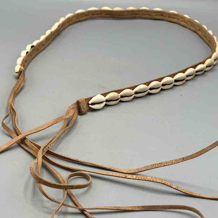 The Niger Bend – Großhandel Gürtel – Damen – Schmaler afrikanischer Krawattenverschluss aus echtem Kaurimuschelleder41