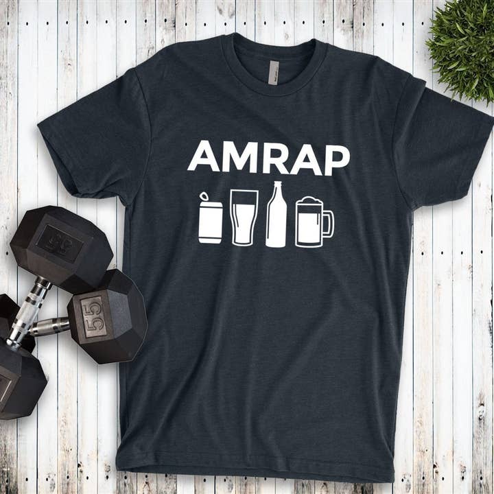 Stiles Tee Co. - Venta al por mayor Camiseta serigrafiada - Unisex - Camisa de cerveza divertida AMRAP para entrenamiento de crossfit | Camiseta de gimnasio