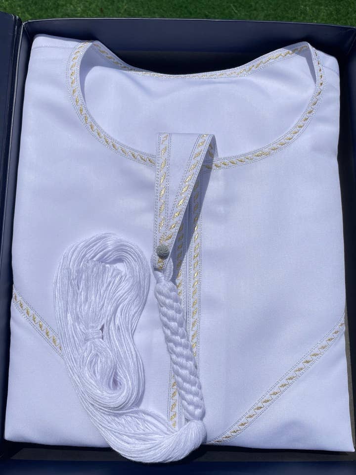 Túnica emiratí blanca en dos tonos para hombre con bordados dorados y plateados para venta al por mayor de MY LITTLE JUBBA