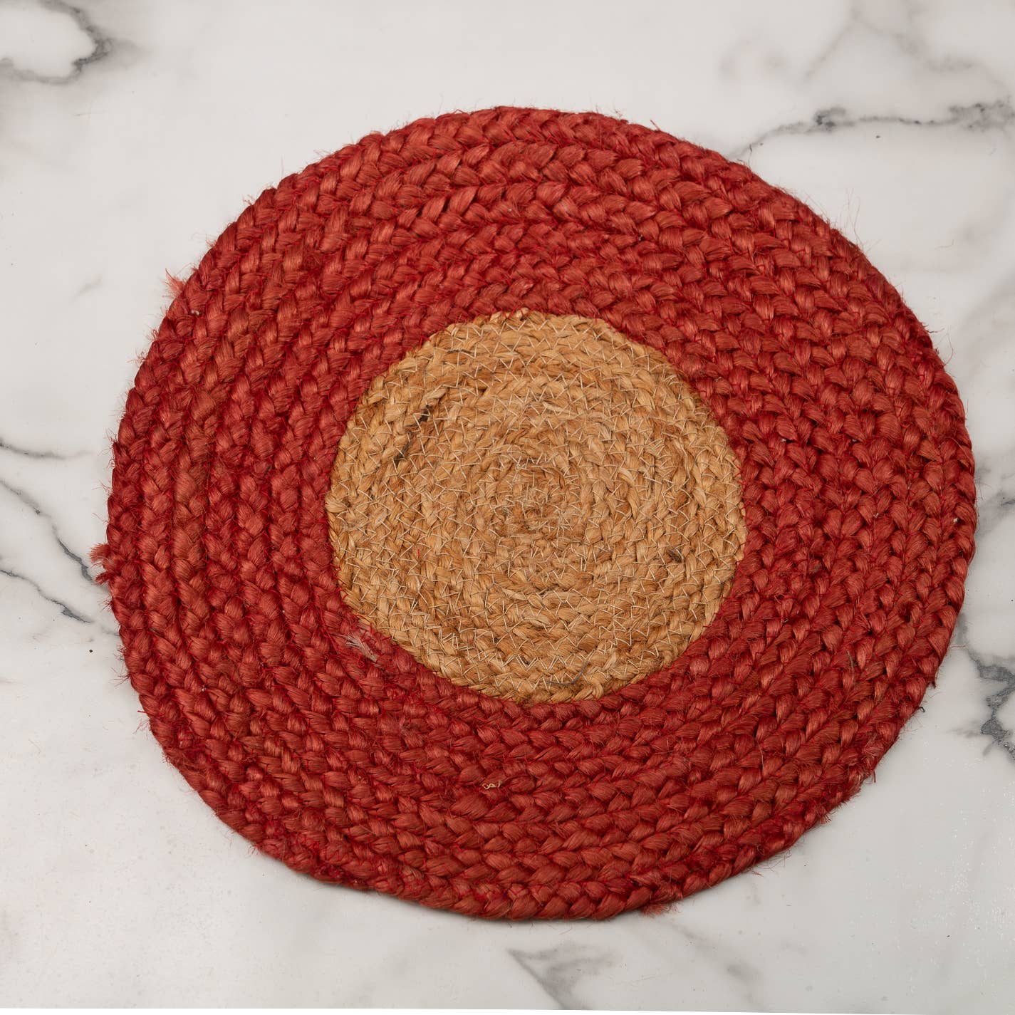 India Handicrafts Inc – wholesale Bordstablett – Naturlig och röd jute rund bordstablett0