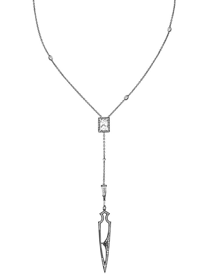 Schild-Halskette mit weißen Diamanten in schwarzem Rhodium für den Großhandel von SALLY SKOUFIS™