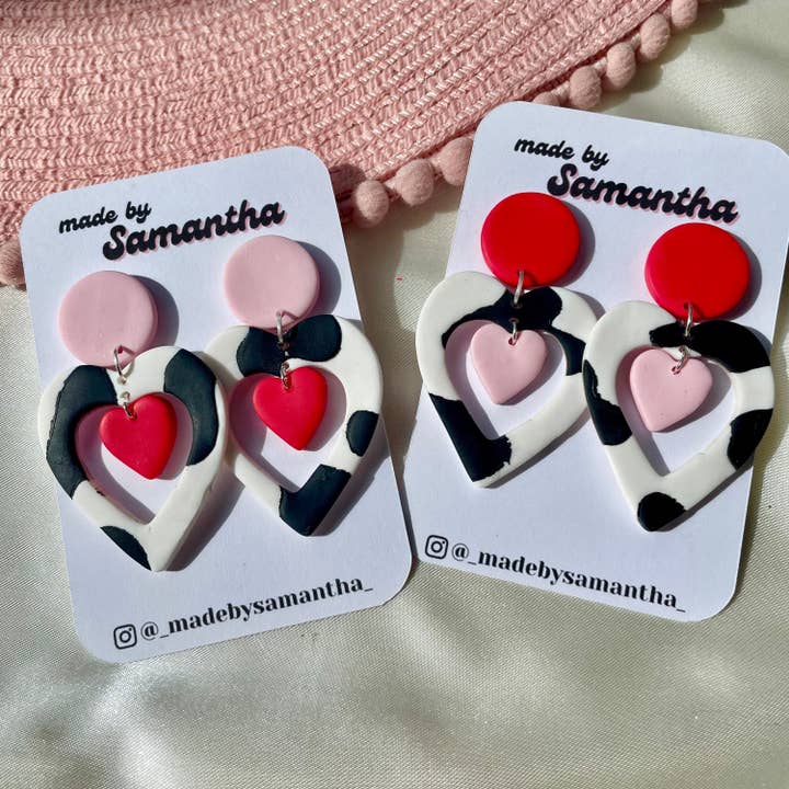 Hjärthängande örhängen i polymerlera med kohudsmönster för wholesale av Made By Samantha