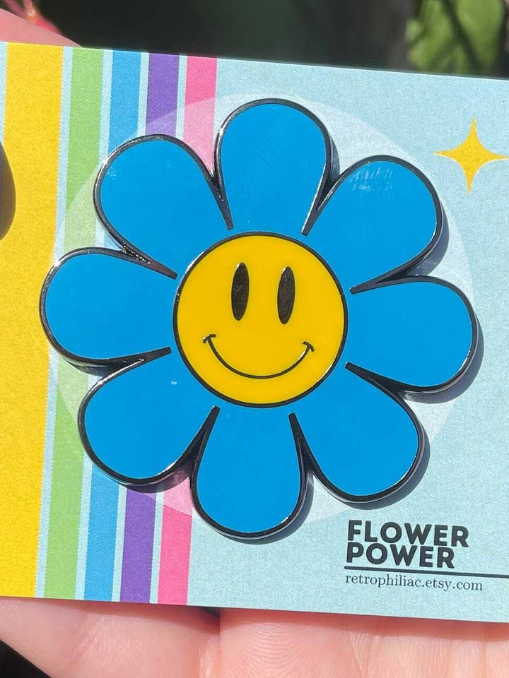 Blue Flower Power Emalje Pin, Smiley Flower Pin, Smiley Face for engroshandel hos Retrophiliac