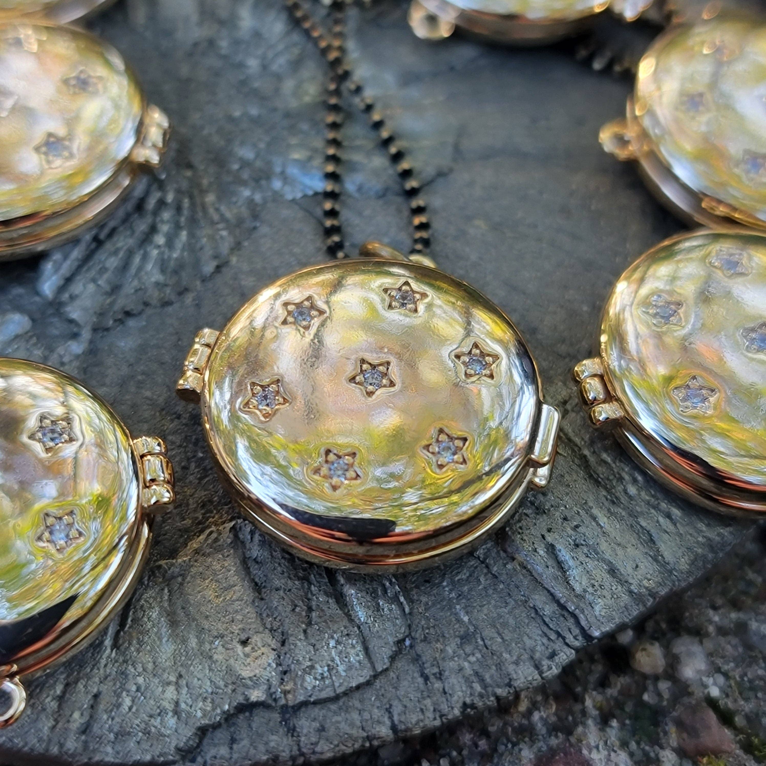 Verdilune – Colar com medalhão por atacado – Medalhão Vitoriano ☆ Pingente de Latão e Zircão Inspirado Celestialmente