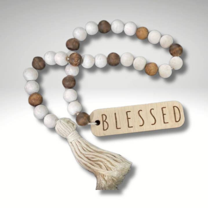 GEZEGEND handgeschilderde witte, walnoot- en natuurlijke kralenkrans voor wholesale door West & Wilkerson