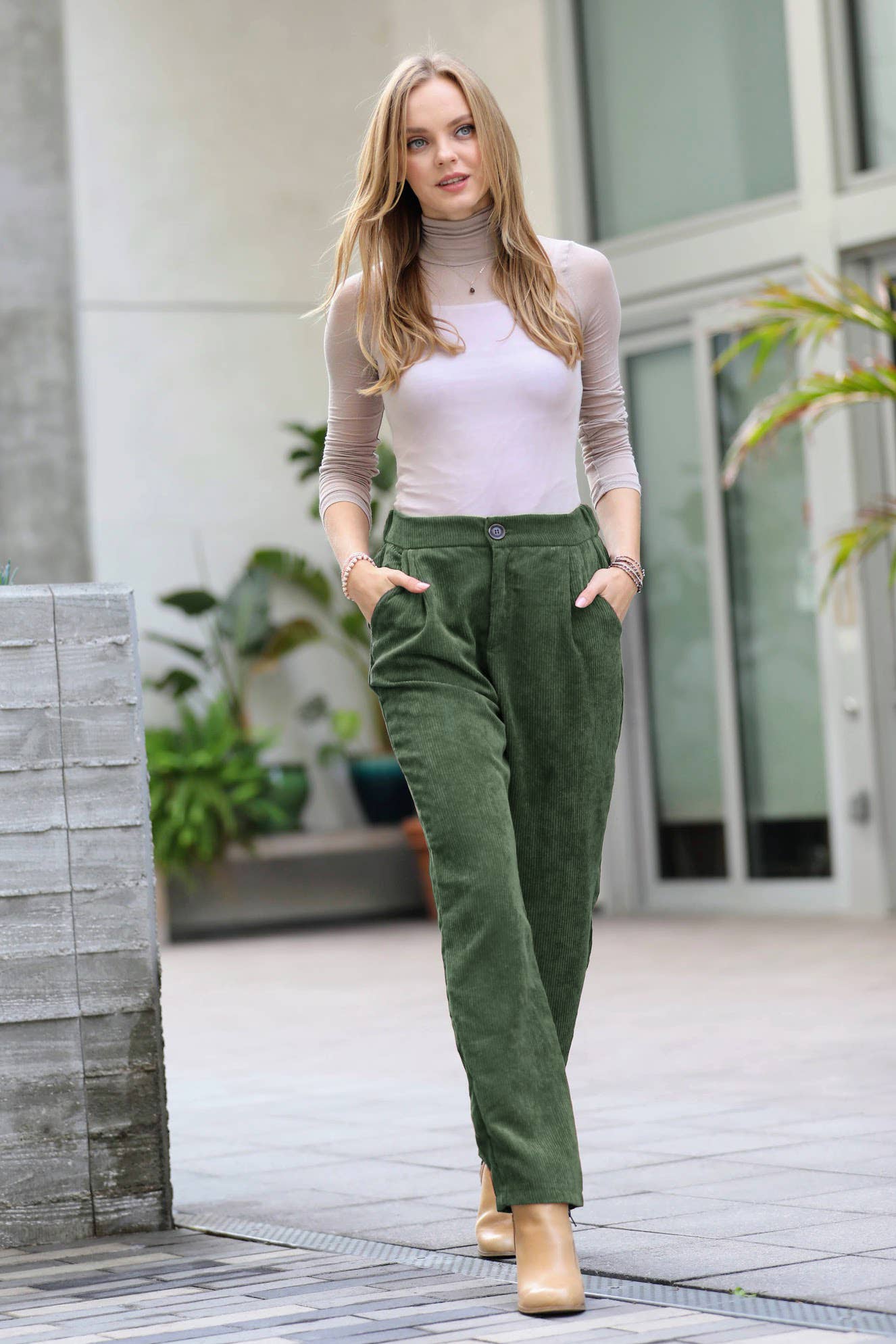 42POPS - Venta al por mayor Pantalones - Mujer - PANTALONES DE PANA DE TIRO ALTO CON BOLSILLOS4