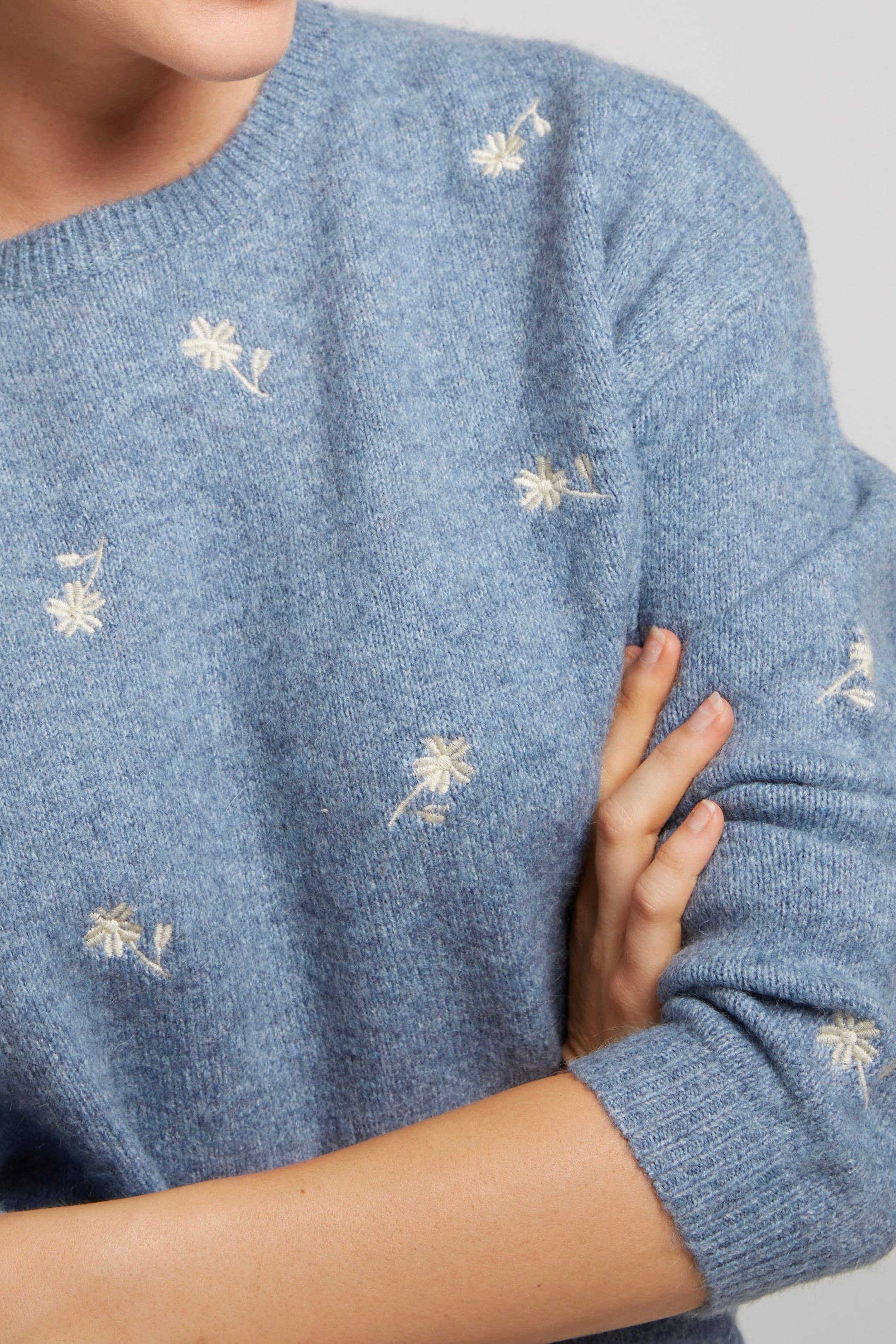 Andy & Lucy - Wholesale Knit Sweater - Women's - YVETTE - Soft floral embroidered sweater with round neck4