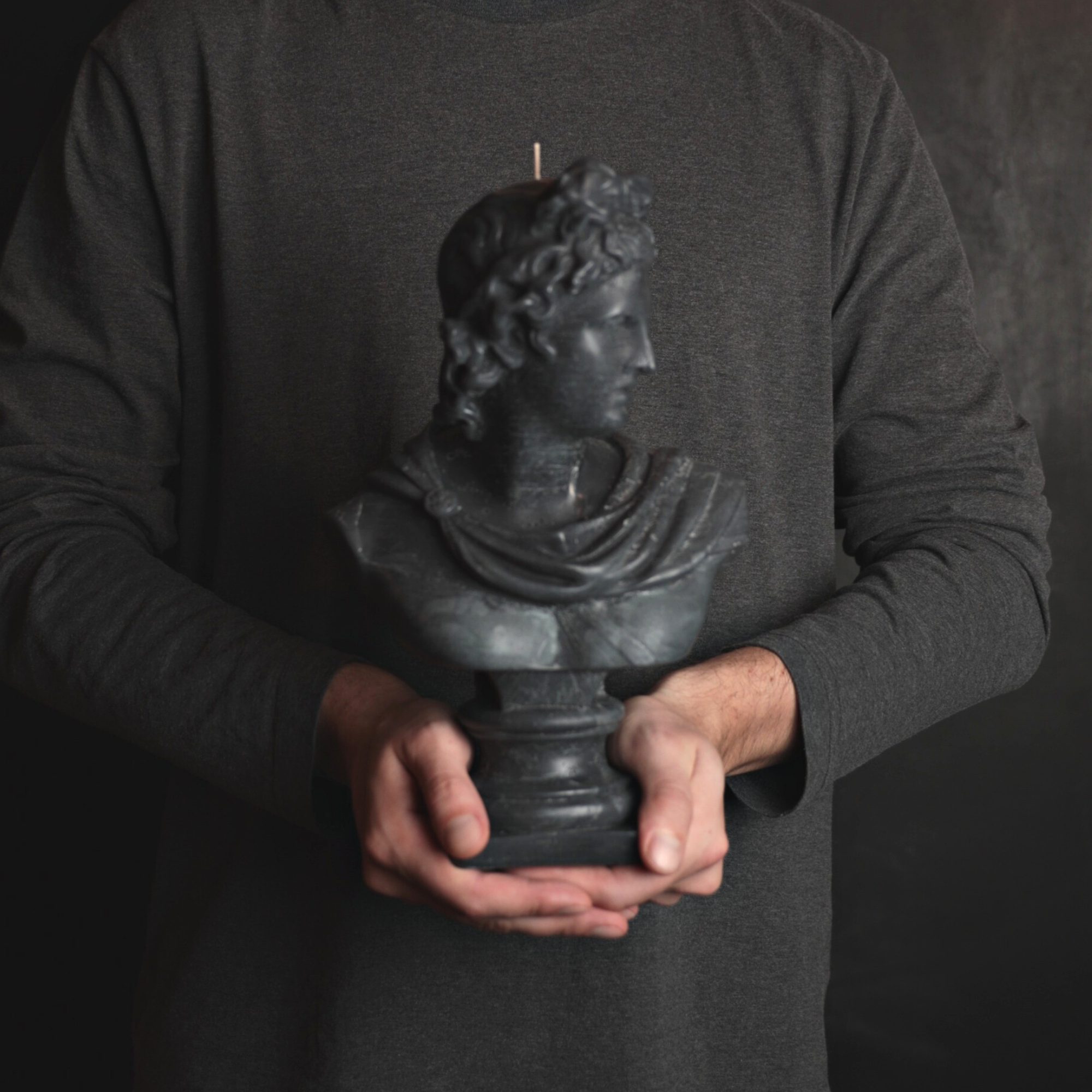 Agora Home DECO - Venta al por mayor Velas de diseño llamativo - Vela negra con forma de cabeza de dios griego Apollo Xl, figura de busto romano1