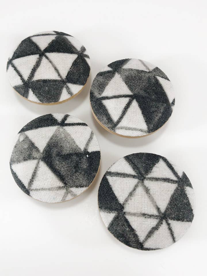 Sort hvid trekanter skuffe knop trækker sæt med 4 kabinet for engroshandel hos Rusty Canvas