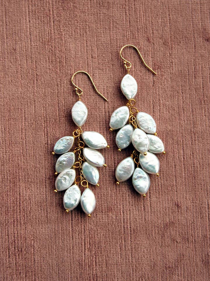 Boucles d'oreilles en grappe de perles | Boucles d'oreilles longues en perles pour la vente par Laura Stark Designs