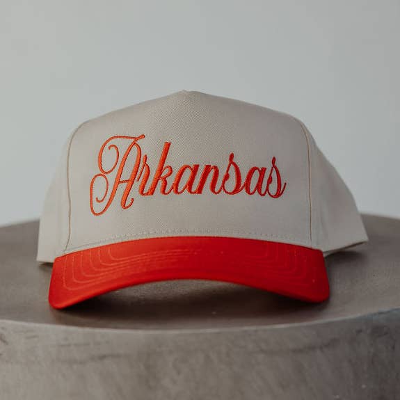 Arkansas Cursive Vintage Broderad Truckerkeps för wholesale av The Babe Co.