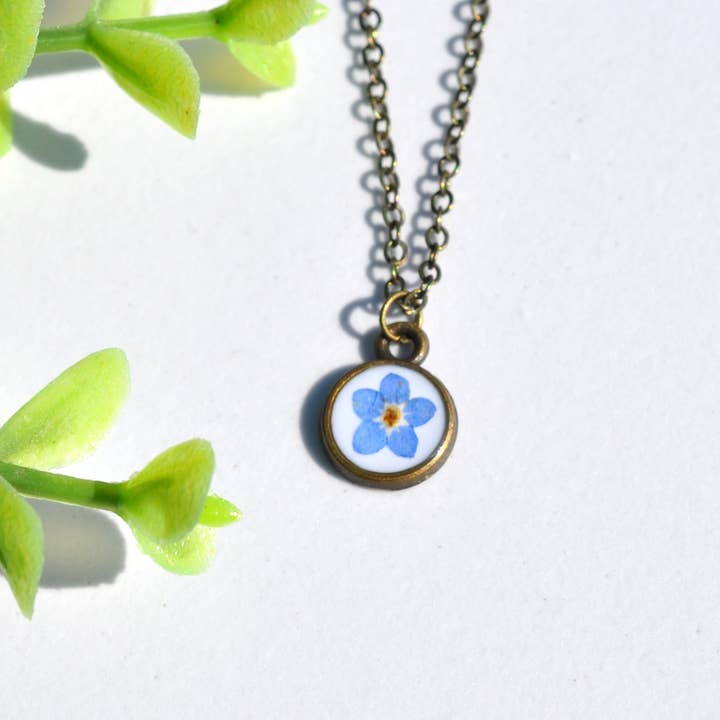My Beverly Jewelry - Wholesale Pendant/charm necklace - Pressed Forget Me Not Tiny Circle Necklace0