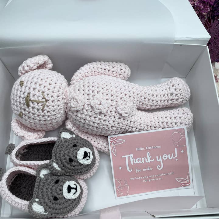 CherisherBabies – Engroshandel Barselsgave – Håndlavede Hæklede Baby Støvletter, Bjørn Toy til Nyfødt Baby Gaveæske, Køn Neutral Baby Gave, Baby Shower