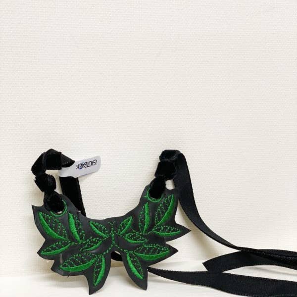 Complementos con neumáticos reciclados. Collar Black Sofía for engroshandel hos Butback