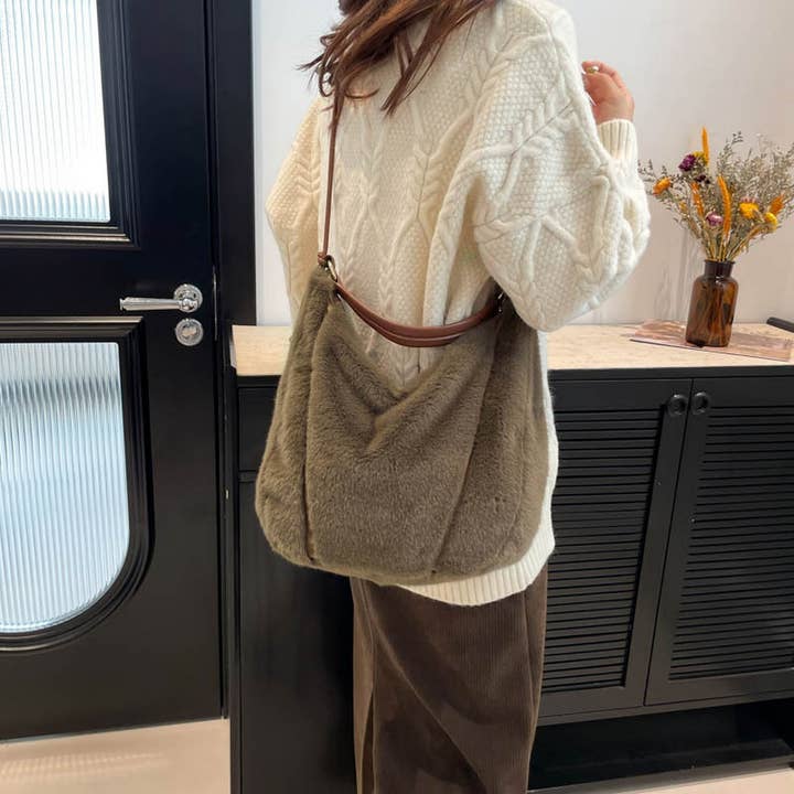ACCITY - Wholesale Shoulder Bag - Women's - WINTER LARGE CAPACITY SINGLE SHOULDER PLUSH BAG_CWAB3915