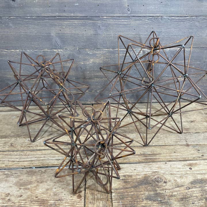 Étoile suspendue en fer rouillé pour maison de campagne - Trois tailles pour la vente par My Amigos Imports