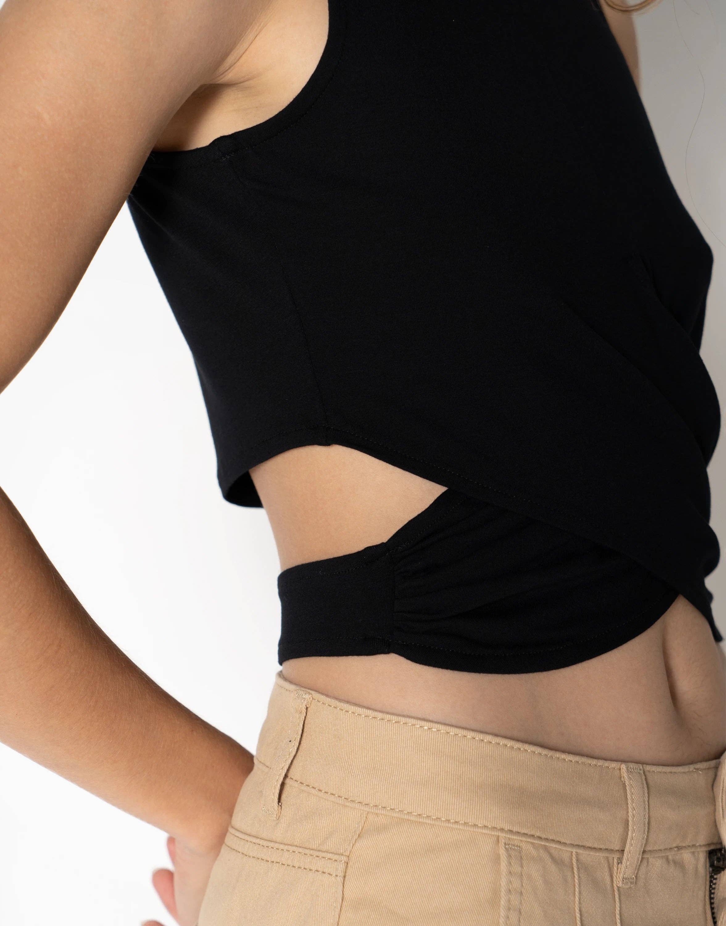 Noir Top court sans manches avec détail croisé devant en vente sur Faire3