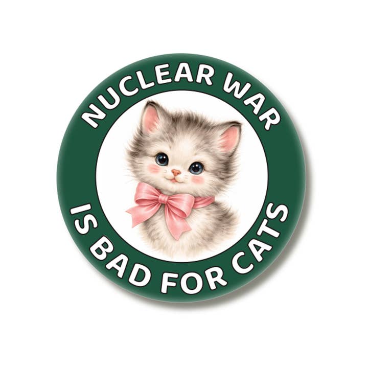 La guerre nucléaire est mauvaise pour les chats - Badge épingle pour la vente par Poppermost Prints