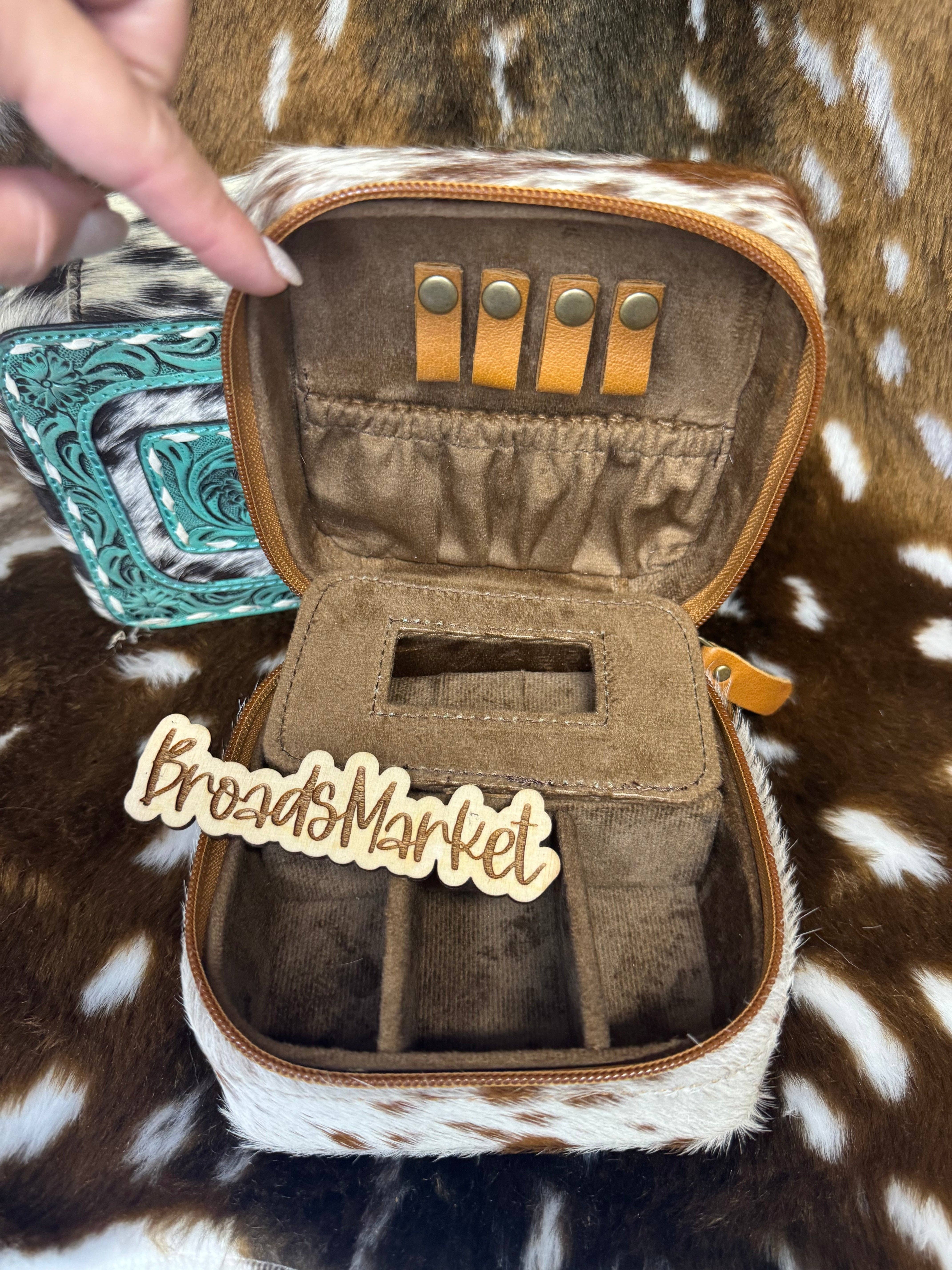 Beige Hermosos estuches de joyería de cuero repujado y piel de vaca de venta al por mayor en Faire1