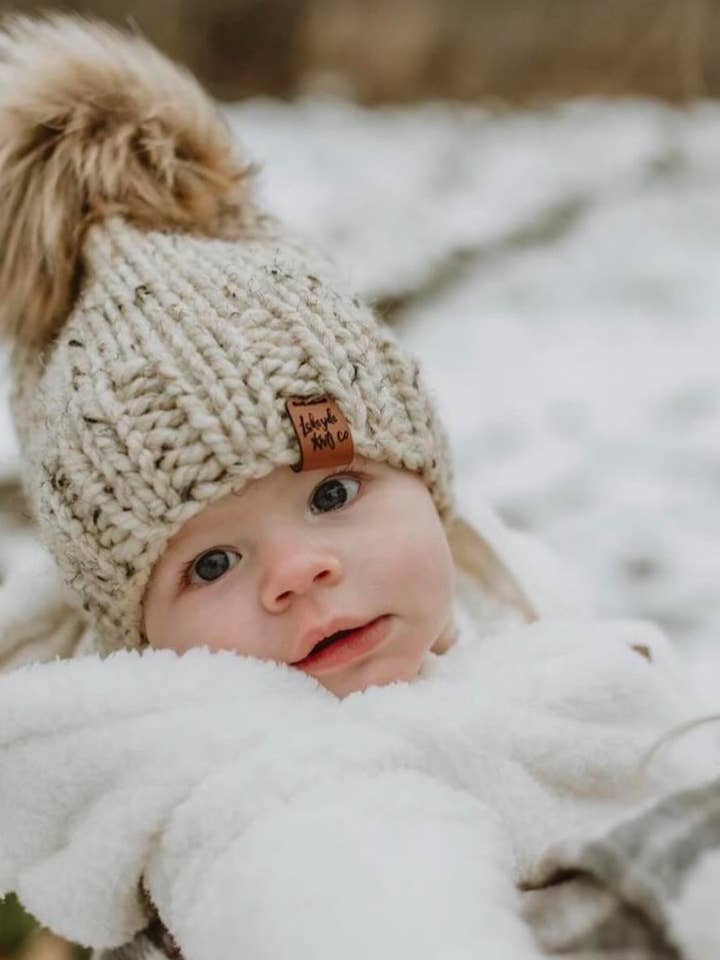 Bonnet en maille avec pompon en fausse fourrure pour bébé et enfants pour la vente par Lakeside Knits co