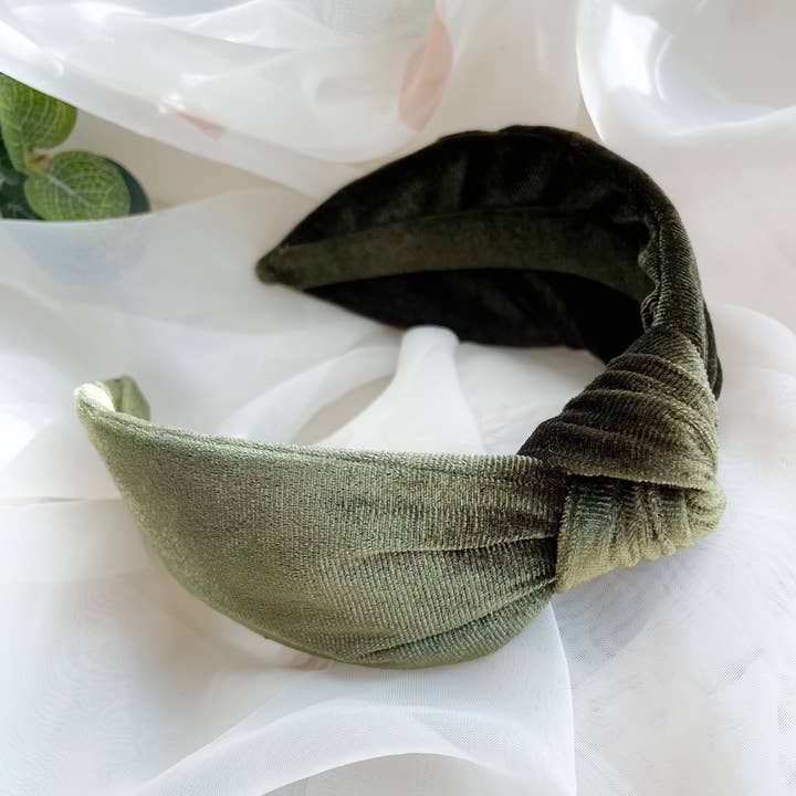 Bandeau noué en velours vert olive - Accessoire cheveux femme pour la vente par Nine Designs Ltd