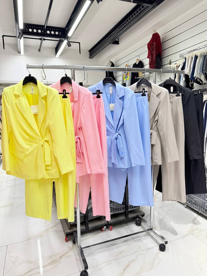 Blazer med bånddetaljer på siden og sæt med brede bukser for engroshandel hos Chilli Girl Collection