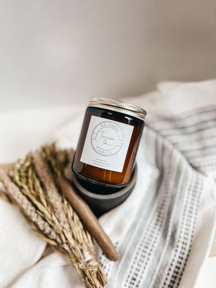 Vela de soja Tennessee Tobacco de 8 oz vertida por We Three para venta al por mayor de We Three Candle Co.