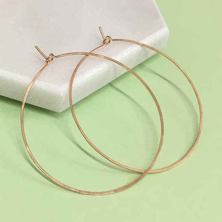 Pendientes de Aro Martillado de 1,5" en Forma de Círculo - Plata, Oro, Oro Rosa para venta al por mayor de Rebecca Anne Handmade