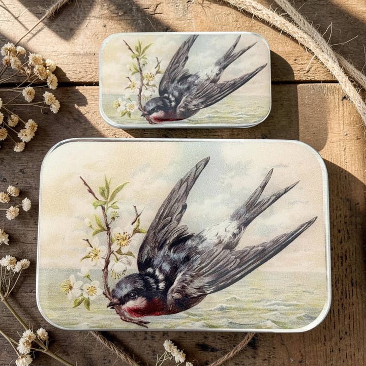 Notions d'hirondelle de printemps en étain pour la vente par Firefly Notes