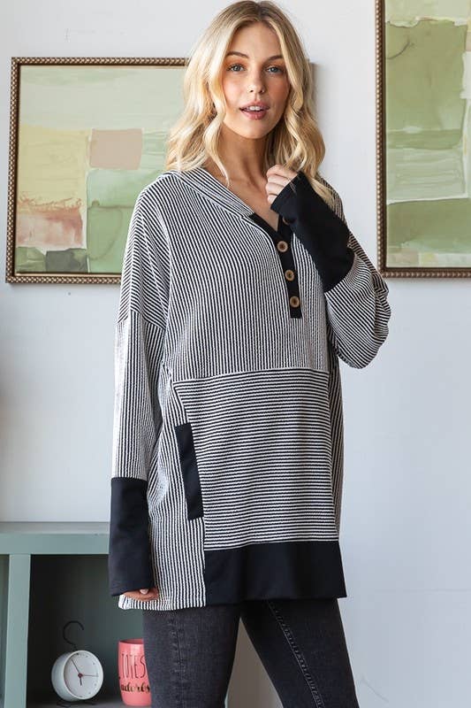 SVART/OFFWHITE ET7666-18 LÅNGÄRMAD RANDIG HUVTRÖJA MED SOLID KONTRAST för wholesale på Faire7