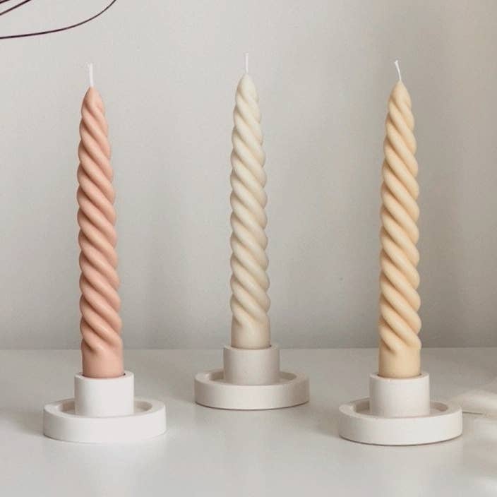 Bougie Torsadée Artisanale : Décoration de Table de Dîner Pastel pour la vente par Estelle Studio