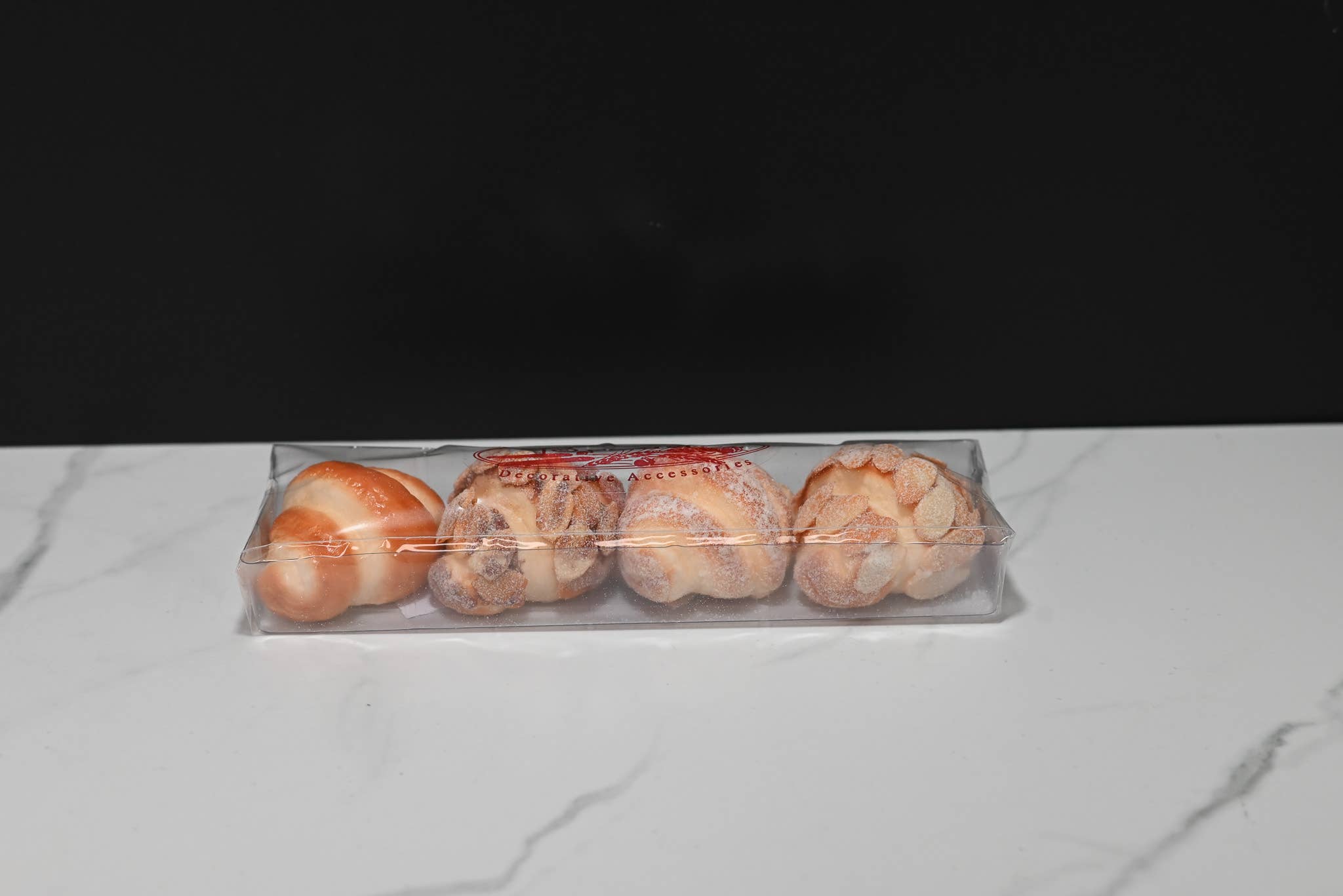 Just Dough It! Fake Foods - Vendita all'ingrosso Decorazioni da tavolo - Mini cornetti finti — Set di 43