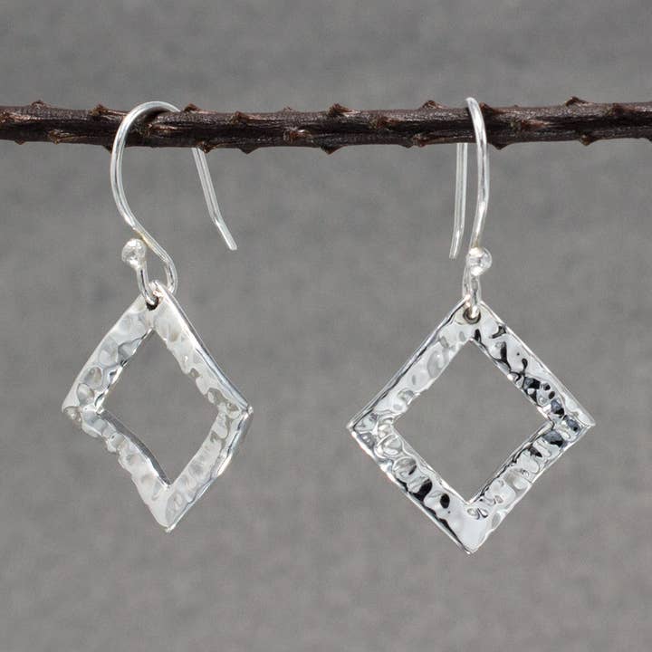 Pendientes colgantes de rombo martillado AYA para venta al por mayor de Emilio Sotelo Jewellery