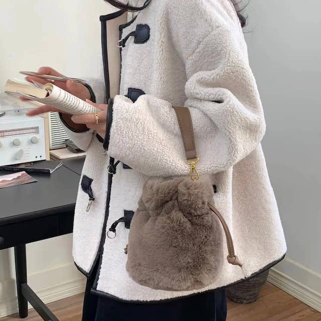 Pretty Persuasions - Wholesale Crossbody bag – Women's - P23091 Faux Fur Drawstring Bucket Crossbody Bag