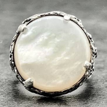 White Freshwater Mother Of Pearl Shell Ring pour la vente par Black Rock Jewel