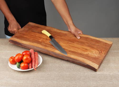 India Handicrafts Inc - Vente Planche à découper - Planche à découper en bois à bord naturel avec poignée - 27"1