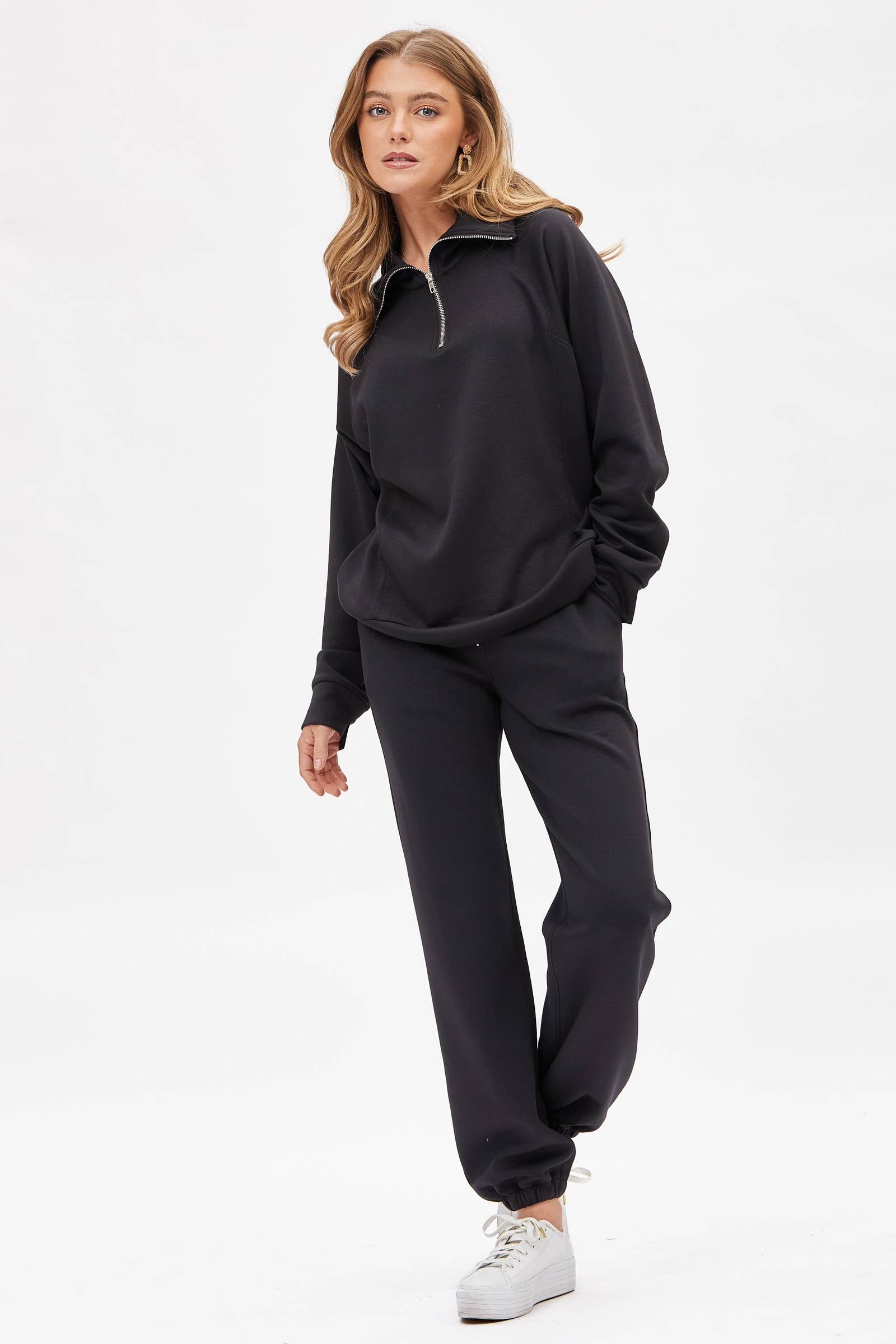 Dear Scarlett – Großhandel Loungewear-Set – Damen – Reiseset aus Modal-Pullover mit viertelförmigem Reißverschluss und Jogginghose7