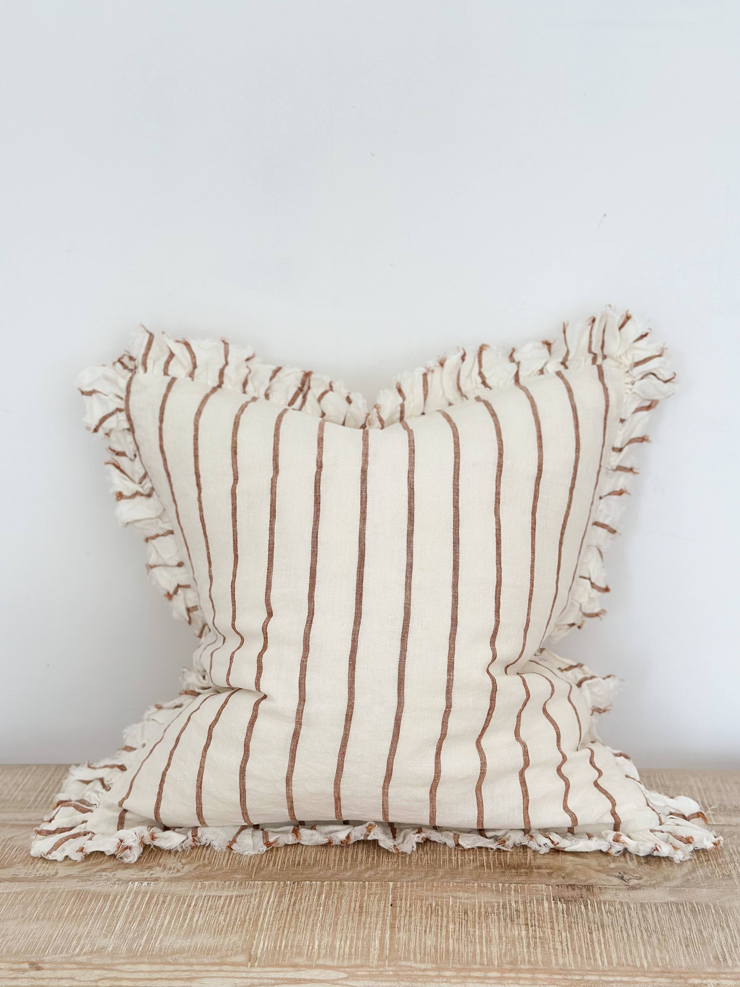 Ellenvale Trade - Vente Housse de coussin - Housse de coussin Hallie en lin à rayures marron et crème avec volants1