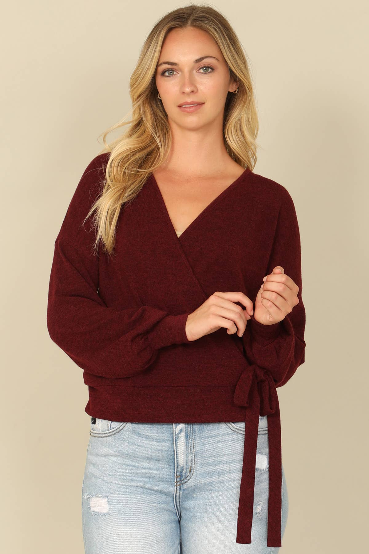 You & Me – Großhandel Bluse – Damen – YMT20079SOLID LANGÄRMELIGES BAUERNBLUSE-WICKELTOP MIT SEITLICHEM BINDEN UND ÜBERSCHNITTENEM AUSSCHNITT15