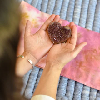 Uruthyst – wholesale Spiritual stone/crystal – HEART AMETHYST POCKET3