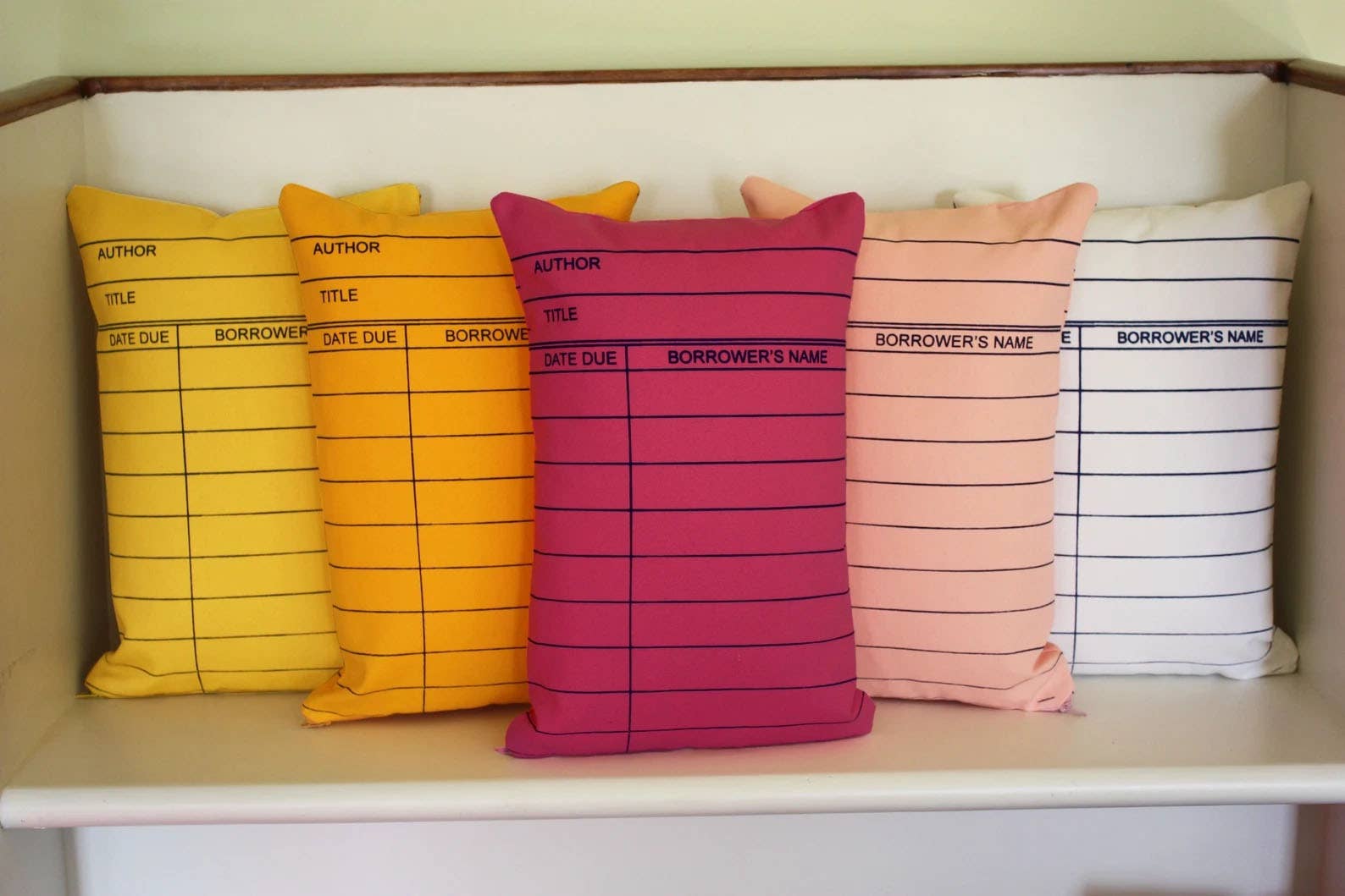 Dirtsa Studio – wholesale Dekorativ kudde – Kuddar med bibliotekskort4