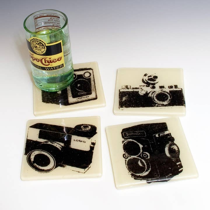 Camera's Gesmolten Glas 4" Onderzetter 4-pack voor wholesale door Kiku Handmade | Contemporary Fused Glass Home Goods