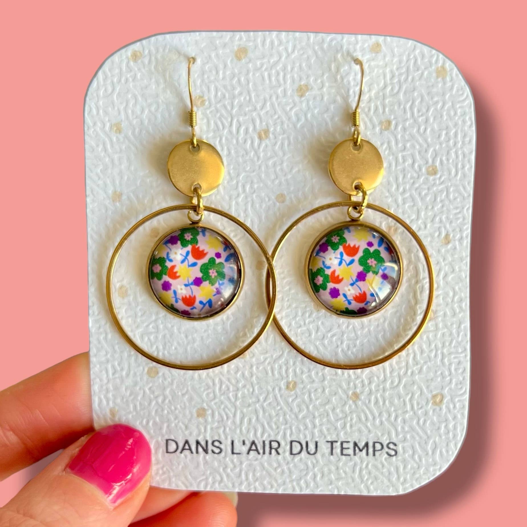 Dans l'Air du Temps Bijoux – Engroshandel Hængeøreringe og creoløreringe – Lyserøde multifarvede blomstrede øreringe med ringe, guldfinish eller sølvfinish5