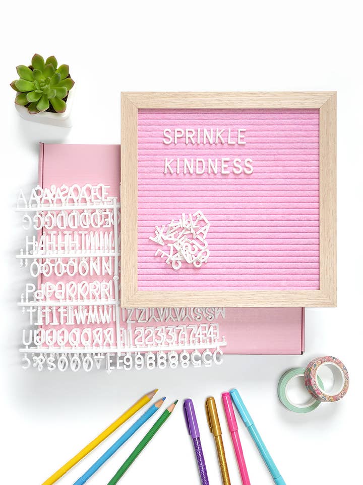 Tableau à lettres en feutre rose pour la vente par Candy Letters