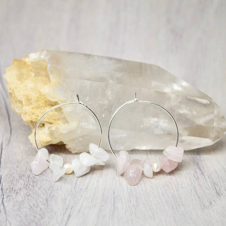 Créoles en quartz rose et perles, rembourrées en argent 30 mm, bijoux Reiki, créoles en cristal curatif pour la vente par Moonstone Made